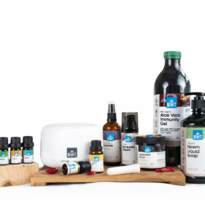 Vstupujete do světa BEWIT? Udělejte sebejistý první krok s velkou sadou Start Pro. Umožní vám objevovat sílu přírody v opravdu široké škále každodenních situací. Stačí jedno kliknutí a získáte ty nejoblíbenější a nejpraktičtější produkty pro podporu těla i mysli, hygienu, vyladění harmonické atmosféry či hýčkání vaší pleti. V pečlivě sestavené sadě najdete široce použitelné esenciální oleje a směsi, přípravky pro osobní péči, přírodní kosmetiku i doplňky pro aromaterapii. Díky tomu můžete okamžitě používat top produkty BEWIT ve vašem běžném životě – doma, v práci i při péči o svou kondici, vitalitu a životní pohodu. Nákup v sadě vám zároveň šetří čas i peníze. Nemusíte se rozhodovat mezi jednotlivými produkty, v balíčku získáte promyšlený výběr těch nejuniverzálněj­ších, vhodných pro začátečníky i zkušené uživatele. Navíc ji pořídíte mnohem výhodněji, než kdybyste všechny produkty kupovali samostatně. Sada Start Pro je ideální volbou pro ty, kteří chtějí získat maximum: více možností, více hodnoty i více výsledků. A více radosti. Sada obsahuje Miracle (5 ml) – Oblíbená harmonizující esenciální směs, která všestranně podporuje rovnováhu těla i mysli. Coldet (5 ml) – Směs esenciálních olejů vytvořená pro důkladnou vnitřní očistu a celkové osvěžení organismu. Protect (5 ml) – Ochranná aromaterapeutická směs, která pomáhá posílit pocit bezpečí a podporuje přirozenou obranyschopnost. Breath (5 ml) – Povzbuzující směs esenciálních olejů pro volné dýchání a svěží pocit při každodenních aktivitách. Citron (15 ml) – Čistý esenciální olej s osvěžující citrusovou vůní, který přináší energii, soustředění a čistotu prostoru. Cedr himalájský (5 ml) – Hřejivý esenciální olej s dřevitým aroma pro stabilitu, uzemnění, obnovu a sílu. Aloe Vera Immunity gel s dužinou, BIO RAW – Přírodní gel z aloe vera na podporu očisty, odolnosti, hydratace, regenerace a přirozené vitality. Aroma difuzér Favorit 300 – Praktický ultrazvukový difuzér, který jemně rozptyluje esenciální oleje a vytváří příjemnou atmosféru doma i v kanceláři. Inhalační tyčinka (bílá) – Diskrétní pomocník pro inhalaci esenciálních olejů kdekoli a kdykoli během dne. Microbiome Symbiotic Cream – Self Love Flow– Vyživující pleťový krém, který podporuje rovnováhu kožního mikrobiomu a krásu pokožky. Superdent Black – Přírodní zubní pasta s aktivním uhlím pro šetrné čištění a bělení zubů a svěží dech. Nimbové tekuté mýdlo (500 ml) – Jemné přírodní mýdlo čistí pokožku rukou a zanechává ji klidnou, svěží a hebkou. Hydrolát z levandule BIO (100 ml) – Esenciální voda s uklidňující vůní levandule pro relaxaci, péči o pleť i jemnou aromaterapii. Benefity Velký balíček oblíbených BEWIT produktů pohromadě Praktická rozšířená startovací sada do začátku Ušetřený čas za výběr Jedinečná cenová nabídka – o více než 50 % výhodnější cena než při nákupu jednotlivě 100% čisté a přírodní složení bez syntetiky, chemie a kompromisů