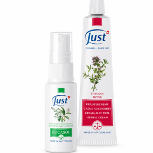 Just Eucasol 30 ml + Just Tymiánový krém 30 ml je praktická sada dvou oblíbených produktů značky Just, která potěší každého, kdo má rád bylinnou péči a aromatické produkty do domácnosti i na cesty. Díky menšímu 30ml balení je sada ideální do kabelky, batohu, auta i na dovolenou. Just Eucasol 30 ml je eukalyptový sprej s éterickými oleji, který je oblíbený pro svou svěží bylinnou vůni a jednoduché použití. Hodí se do vzduchu, na kapesník, na polštář nebo do koupele. Praktický rozprašovač umožňuje snadnou aplikaci doma i na cestách. Just Tymiánový krém 30 ml je bylinný krém s tymiánem, eukalyptem, borovicí, rozmarýnem a dalšími aromatickými složkami. Má jemnou krémovou texturu a snadno se nanáší. Praktické balení 30 ml je vhodné pro každodenní použití i na cesty. Tato sada je skvělou volbou pro zákazníky, kteří hledají Just Eucasol 30 ml a Tymiánový krém 30 ml v jednom balení, chtějí vyzkoušet dva oblíbené produkty značky Just nebo hledají vhodný dárek. Výhodná sada navíc usnadní nákup obou produktů najednou. Co sada obsahuje 1× Just Eucasol 30 ml 1× Just Tymiánový krém 30 ml Proč si vybrat tuto sadu výhodná sada dvou oblíbených produktů Just praktické cestovní balení 30 ml + 30 ml vhodné na doma i na cesty skvělý tip na dárek oblíbená kombinace bylinného spreje a krému